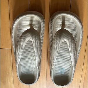 BRAND NEW Pillow cloud flip flops womens size 10